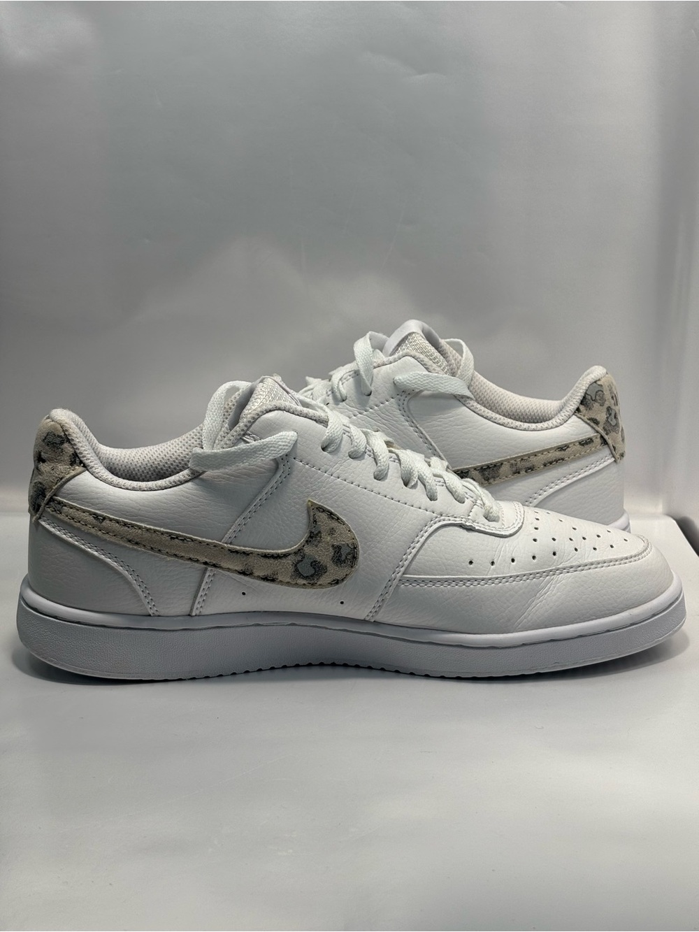 Nike Women’s Size 7 Court Vision Low White Sneakers Leopard Swoosh FJ5437-133 - Picture 8 of 11